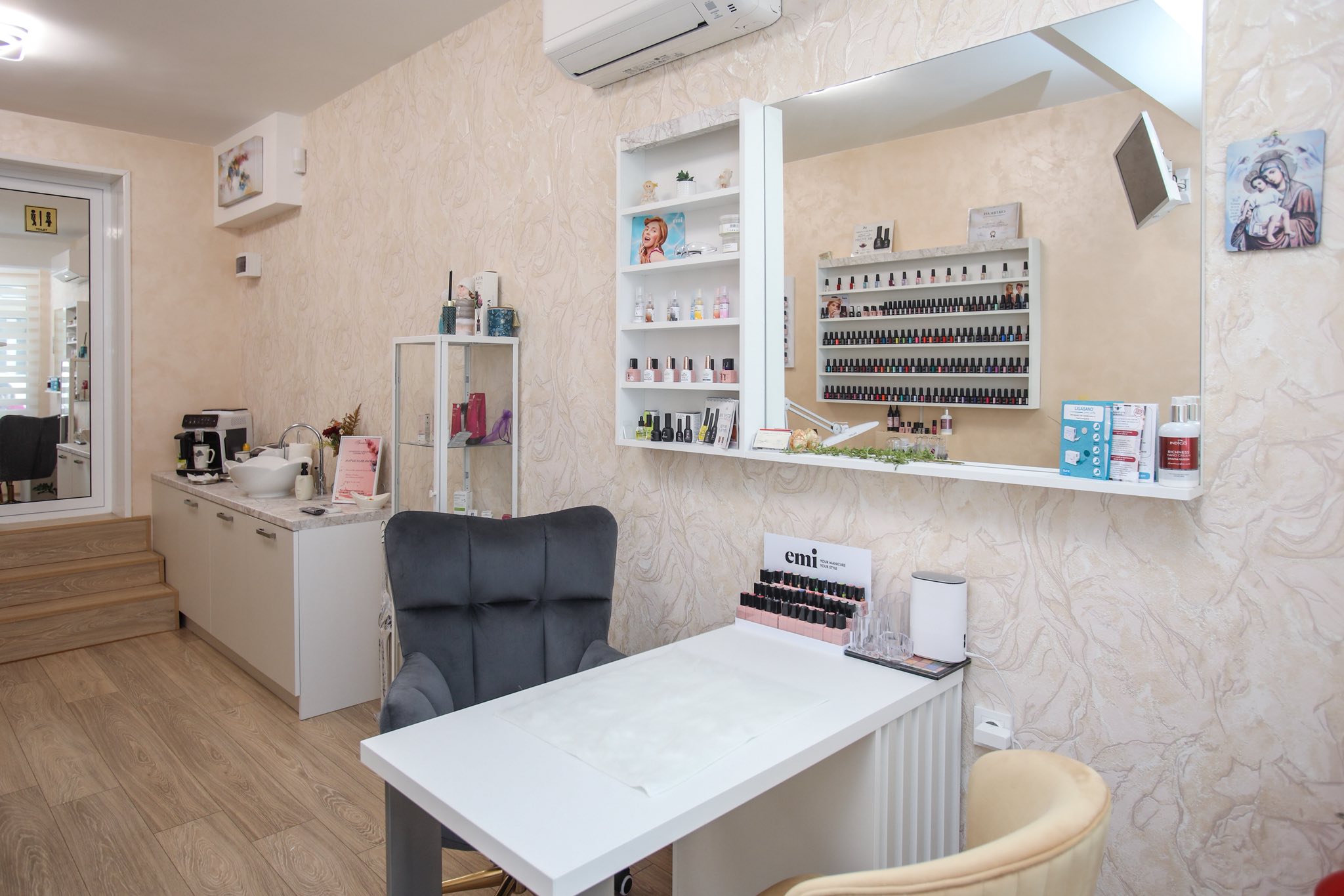 Интериор на студио за маникюр Diamond Beauty Care в Младост 1 София, работна зона с професионални продукти