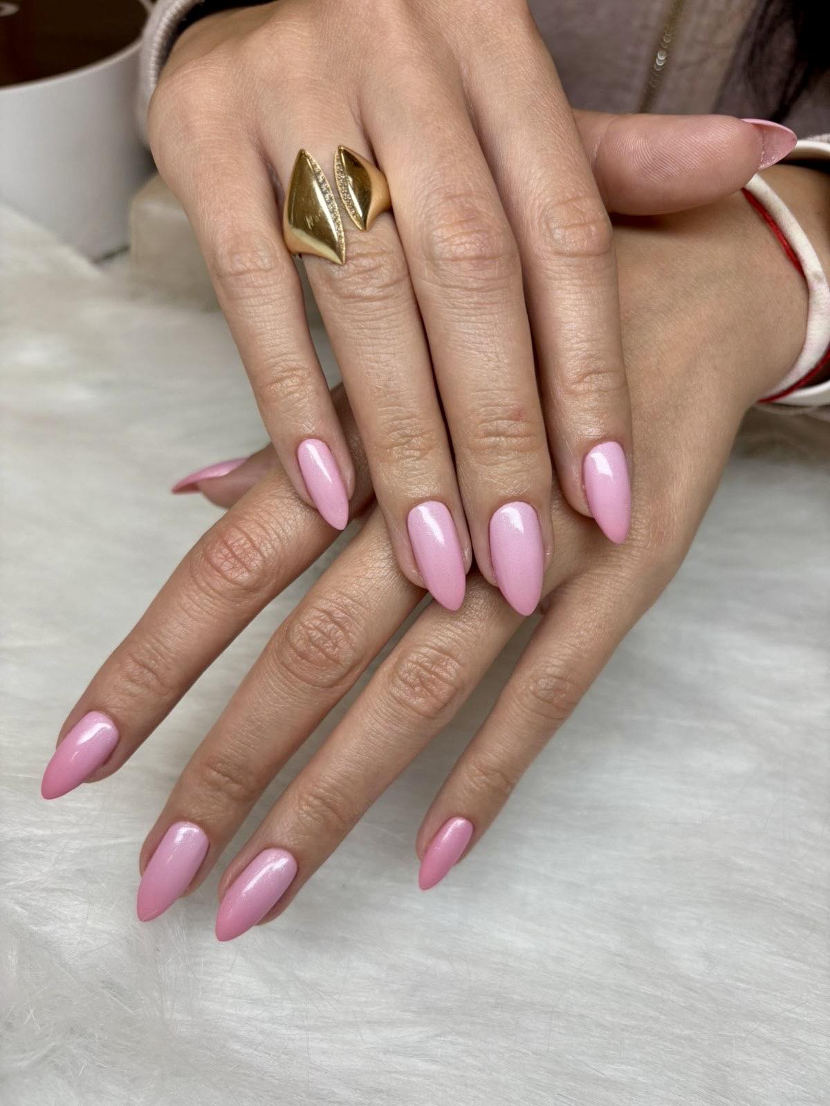 Розов гел лак маникюр с Luxio, резултат от салон за нокти Diamond Beauty Care София