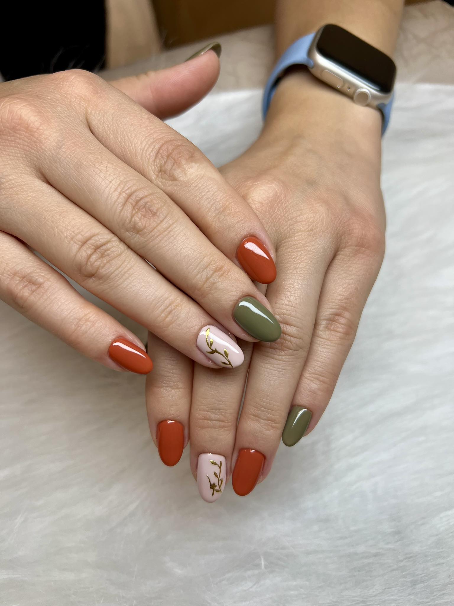 Есенен маникюр с декорация, nail art в салон за маникюр Младост 1 София