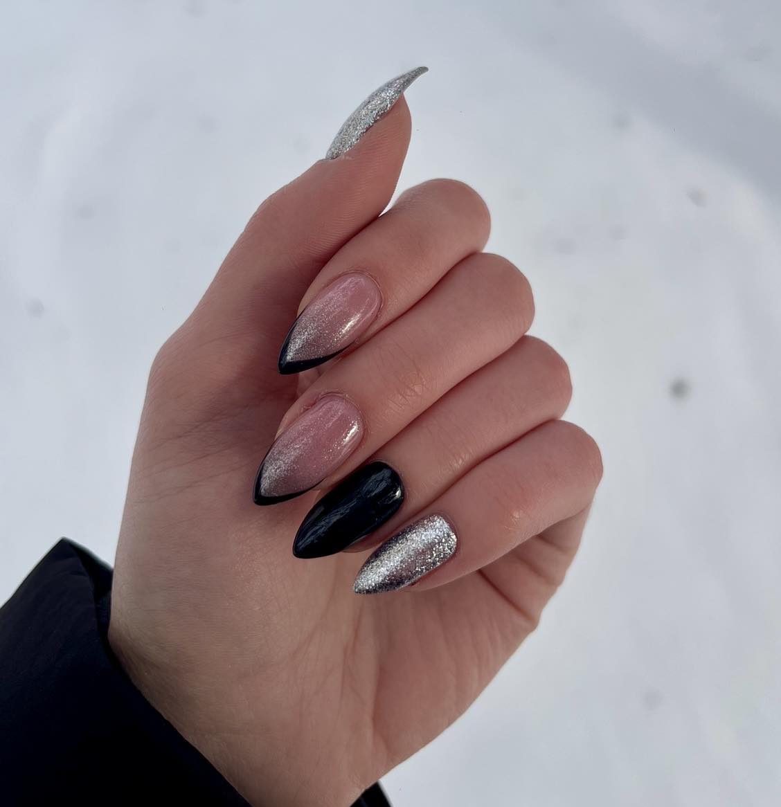 Черен маникюр със сребърен глитер, елегантен гел лак Diamond Beauty Care