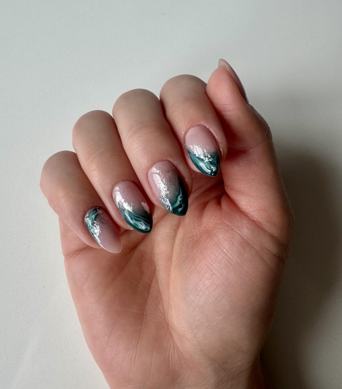 Тюркоазен nail art маникюр, декорация в студио за нокти София
